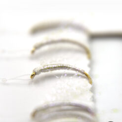Amettiera per la pesca all'agone, alleggerite dall'assenza di testina in perla e ricoperte di filamenti cangianti con luminescenze madreperlacee. Lenza pronta all’uso con cinque chironomi, a norma per tutti i maggiori laghi italiani.