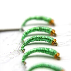 Amettiera per la pesca all'agone con testa in perla arancio e corpo in filato verde brillante rifelettente, con codine glitter a riflessi rosa. Lenza pronta all’uso con cinque chironomi, a norma per tutti i maggiori laghi italiani.