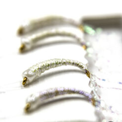 Amettiera per agoni color madreperla, con lucentezza sul verde nelle codette glitterate e testa con perlina. Lenza pronta all’uso con cinque chironomi, a norma per tutti i maggiori laghi italiani.